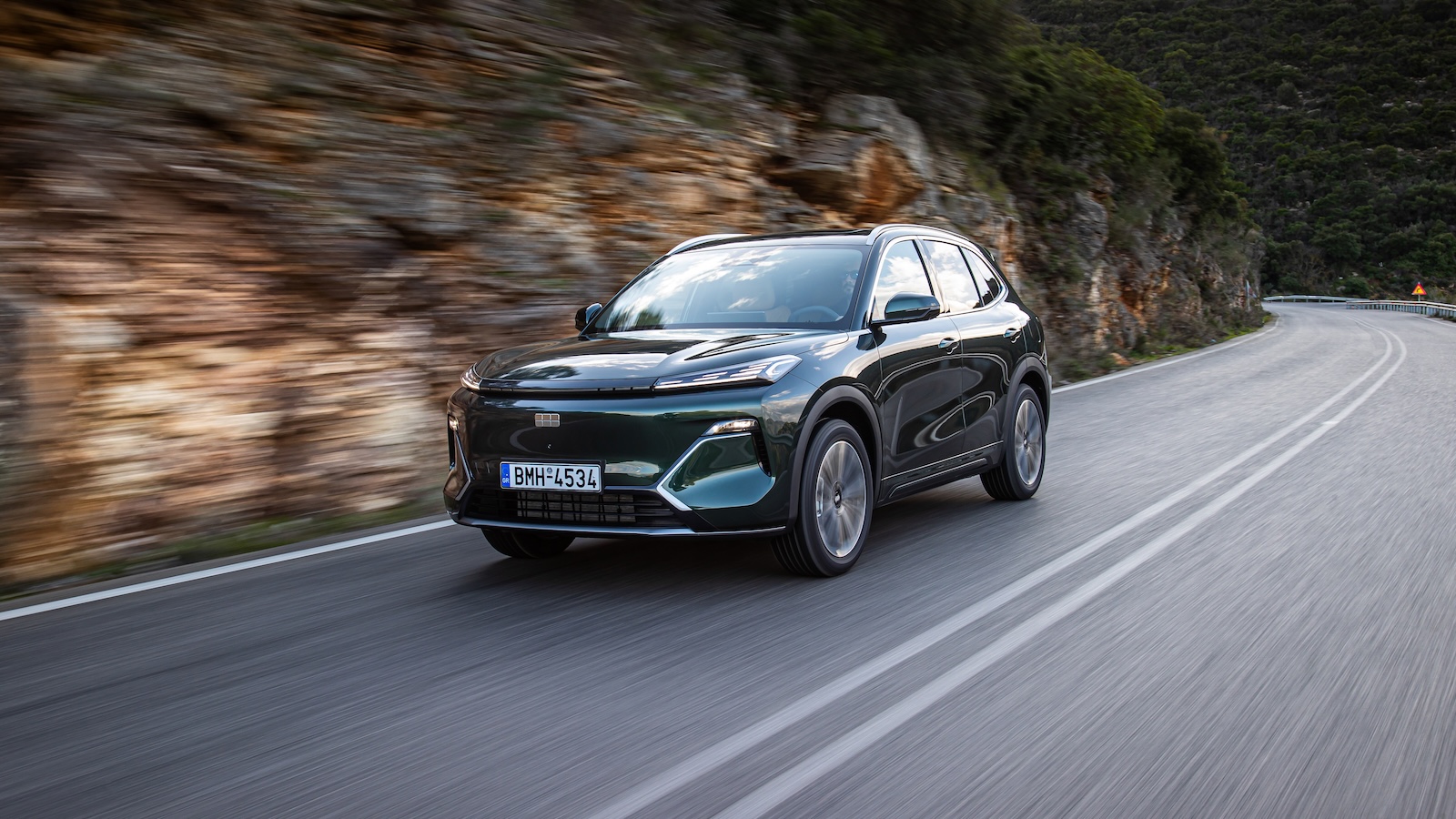 Με το νέο Geely STARRAY EM-i, η μάρκα κάνει το επόμενο βήμα στη διεθνή της στρατηγική, φέρνοντας στην Ελλάδα ένα plug-in hybrid οικογενειακό SUV που στοχεύει να συνδυάσει μεγάλη αυτονομία, προηγμένη τεχνολογία και ποιοτικά χαρακτήρα σε ανταγωνιστική τιμή εκκίνησης. Με το νέο Geely STARRAY EM-i, η μάρκα κάνει το επόμενο βήμα στη διεθνή της στρατηγική, φέρνοντας στην Ελλάδα ένα plug-in hybrid οικογενειακό SUV που στοχεύει να συνδυάσει μεγάλη αυτονομία, προηγμένη τεχνολογία και ποιοτικά χαρακτήρα σε ανταγωνιστική τιμή εκκίνησης.